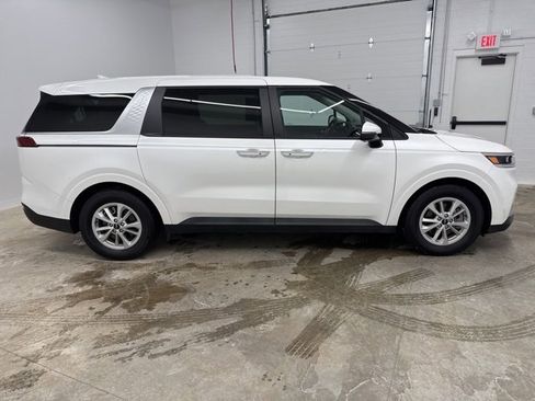 Used 2022 Kia Carnival LX image 4