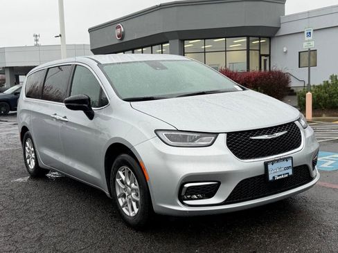 New 2026 Chrysler Pacifica Select FWD image 2