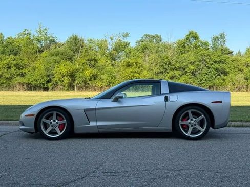 Used 2005 Chevrolet Corvette Coupe w/ Preferred Equipment Group RWD image 7