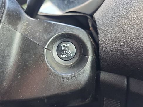 Used 2018 Jeep Renegade Altitude FWD image 23