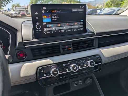 Used 2025 Honda Pilot EX-L image 18