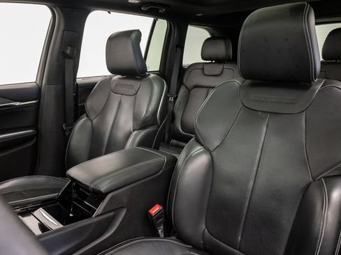 Certified 2022 Jeep Grand Cherokee Overland w/ Luxury Tech Group IV AWD/4WD image 12