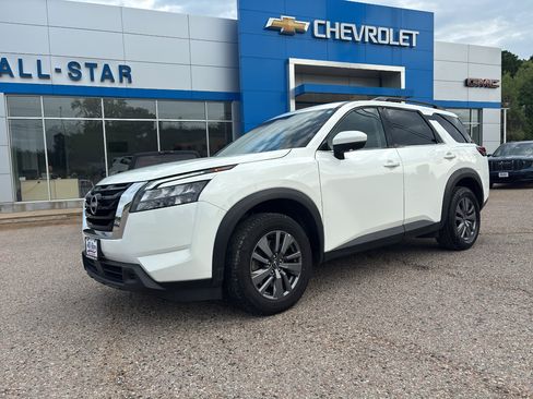 Used 2024 Nissan Pathfinder SV image 11