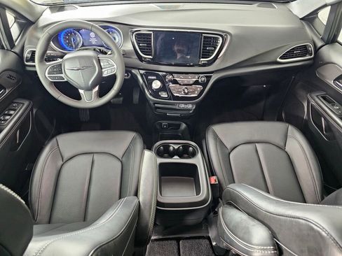 Used 2025 Chrysler Pacifica Select image 21