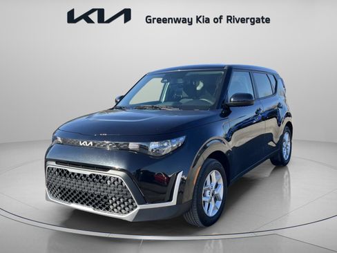 Used 2025 Kia Soul LX w/ LX Technology Package image 3