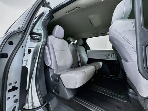Certified 2025 Toyota Sienna LE FWD image 27