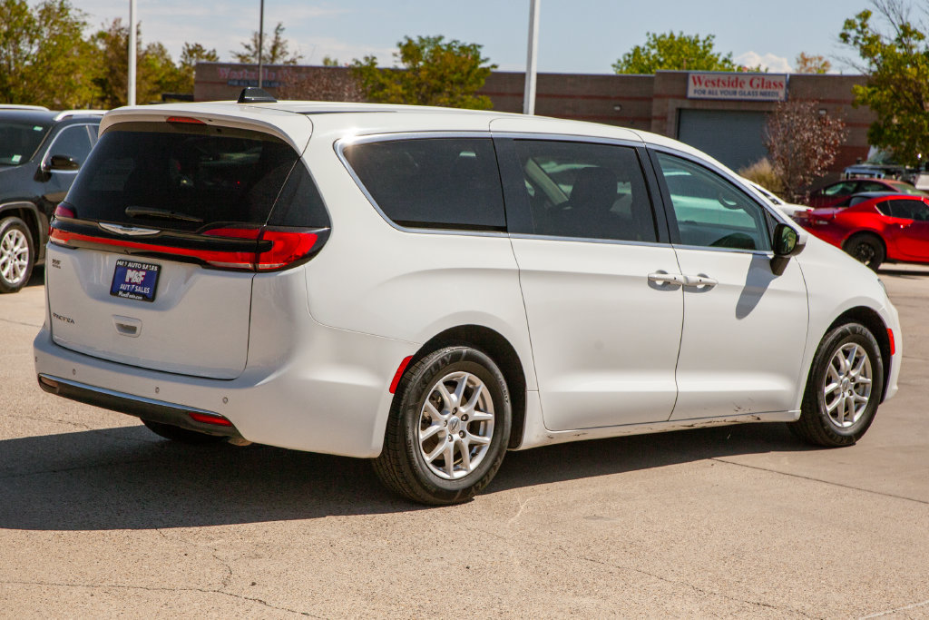 Used 2023 Chrysler Pacifica Touring-L FWD image 4