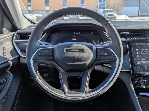 Certified 2023 Jeep Grand Cherokee Limited w/ Black Appearance Package image 12