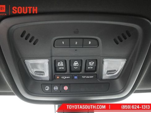 Used 2023 Chevrolet Traverse LT w/ LT Premium Package AWD/4WD image 21