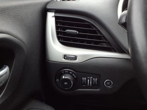 Used 2015 Jeep Cherokee Trailhawk w/ Comfort/Convenience Group image 18