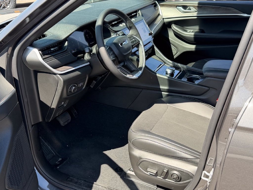 New 2026 Jeep Grand Cherokee Altitude RWD image 11