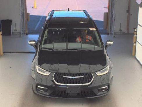 Used 2023 Chrysler Pacifica Limited image 2