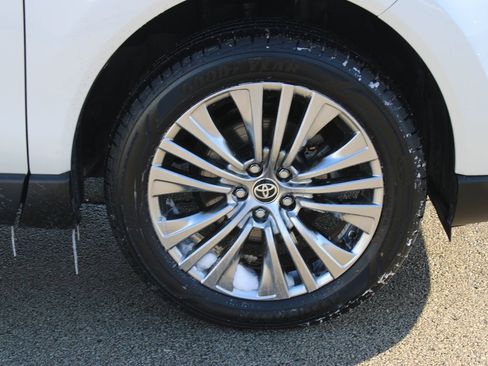 Used 2021 Toyota Venza Limited image 35