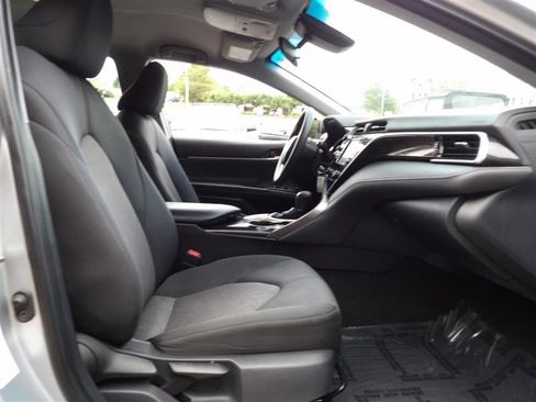 Used 2018 Toyota Camry LE image 12