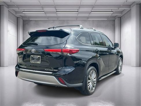 Used 2022 Toyota Highlander Platinum AWD/4WD image 3