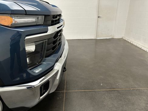Used 2025 Chevrolet Silverado 2500 LT w/ Convenience Package AWD/4WD image 2