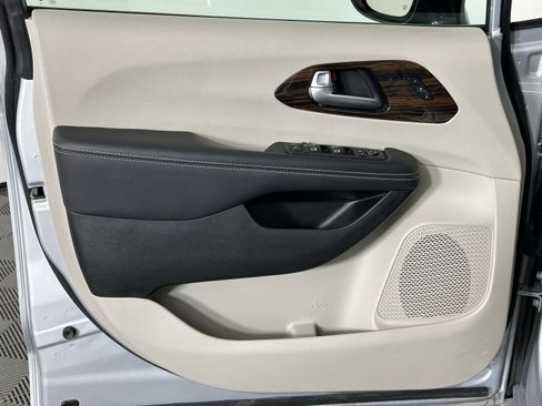 Used 2024 Chrysler Pacifica Limited FWD image 37
