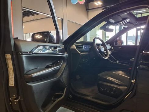 Used 2023 Jeep Grand Cherokee Altitude image 16