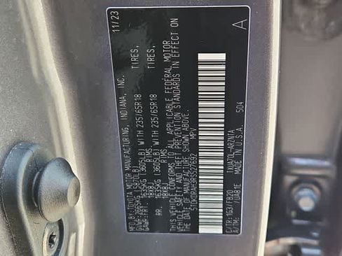 Used 2024 Toyota Highlander LE FWD image 29