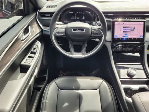 Used 2025 Jeep Grand Cherokee Limited w/ Black Appearance Package image 12