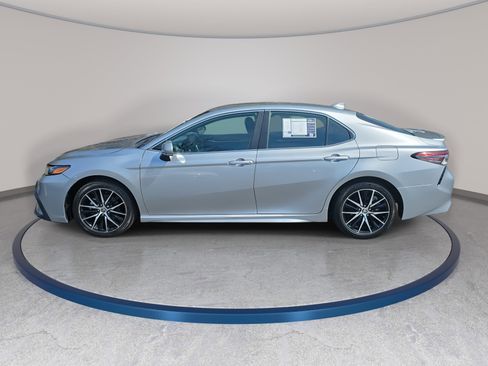 Used 2024 Toyota Camry SE image 1