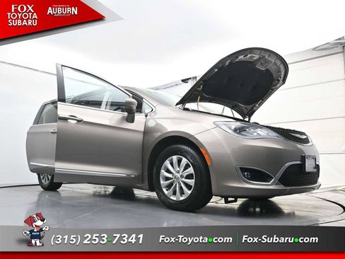 Used 2017 Chrysler Pacifica Touring-L FWD image 38
