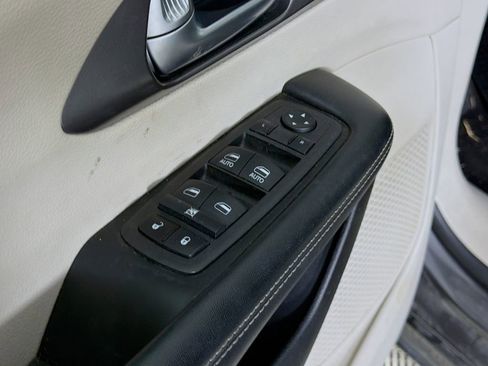 Used 2022 Chrysler Pacifica Touring-L image 19