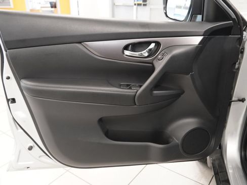 Used 2015 Nissan Rogue SV AWD/4WD image 17