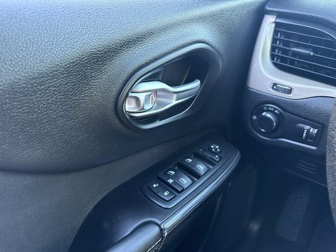 Used 2014 Jeep Cherokee Sport FWD image 39