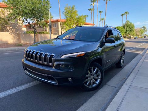 Used 2018 Jeep Cherokee Limited FWD image 4