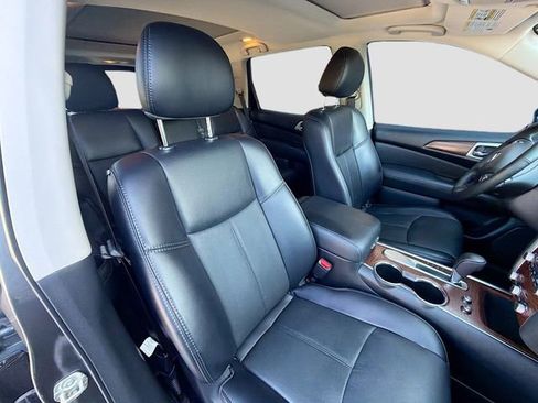 Used 2020 Nissan Pathfinder Platinum image 16