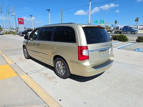 Used 2011 Chrysler Town & Country Limited image 7