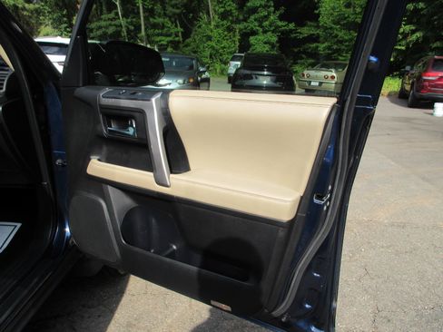 Used 2017 Toyota 4Runner SR5 RWD image 10