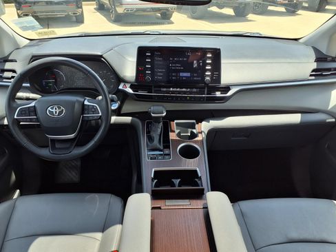 Certified 2023 Toyota Sienna XLE FWD image 9