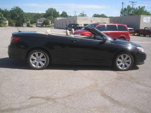 Used 2012 Chrysler 200 Touring FWD image 4