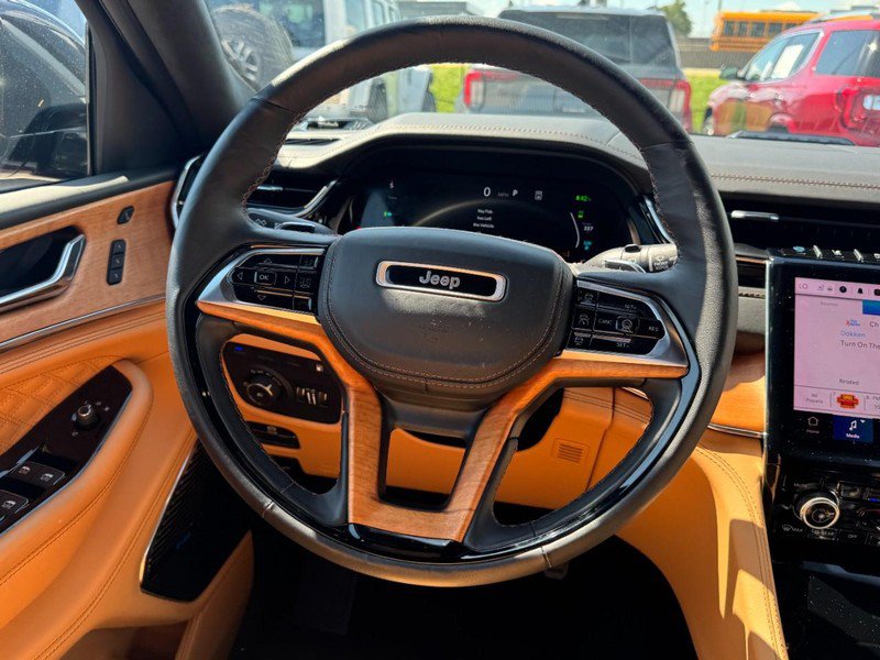Used 2024 Jeep Grand Cherokee Summit AWD/4WD image 10