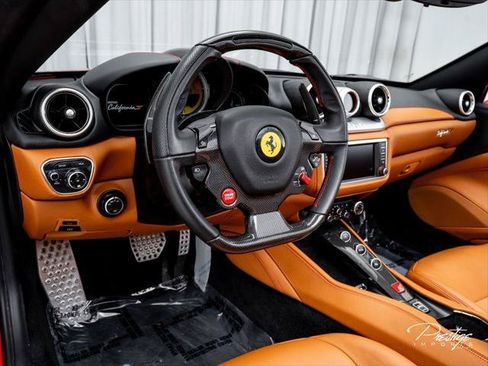 Used 2016 Ferrari California T RWD image 32