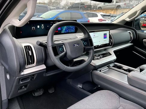 Used 2025 Ford Expedition Active image 17