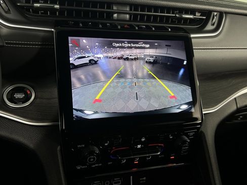 Used 2023 Jeep Grand Cherokee Limited image 17