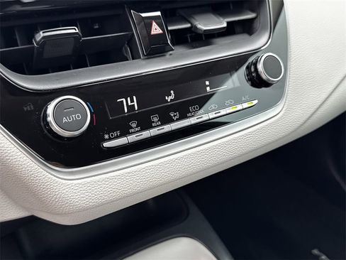 Used 2025 Toyota Corolla LE image 20