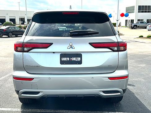 Used 2023 Mitsubishi Outlander SE image 7