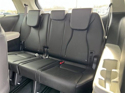Used 2024 Kia Carnival EX image 6