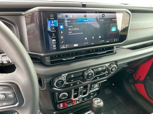 Used 2025 Jeep Wrangler Unlimited Rubicon AWD/4WD image 16