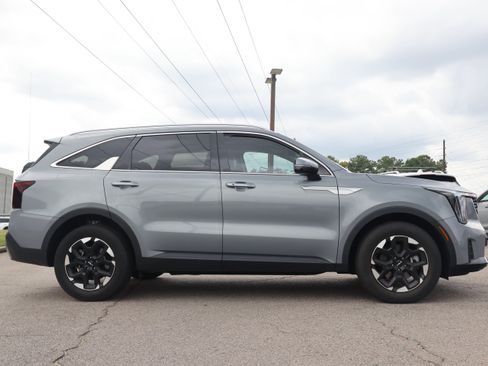 Used 2025 Kia Sorento S FWD image 6