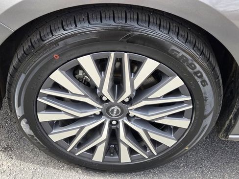 Used 2024 Nissan Altima 2.5 SV image 17