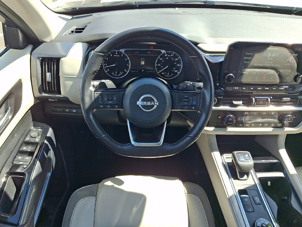 Used 2023 Nissan Pathfinder SL AWD/4WD image 2