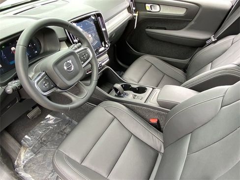 New 2025 Volvo XC40 B5 Core w/ Protection Package Premier image 19