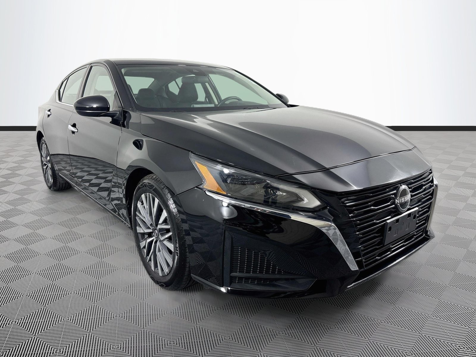 Used 2023 Nissan Altima 2.5 SV FWD image 1