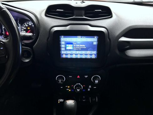 Used 2018 Jeep Renegade Altitude AWD/4WD image 13