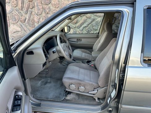 Used 2004 Nissan Pathfinder SE image 10